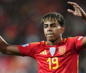 九游游戏app官方下载 - 莱万多夫斯基迎来五赛季高光表现，RNG球迷沸腾！